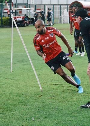 Patrick realiza atividade no gramado enquanto se recupera