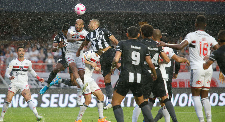São Paulo e Botafogo se enfrentaram debaixo de muita água no Morumbi