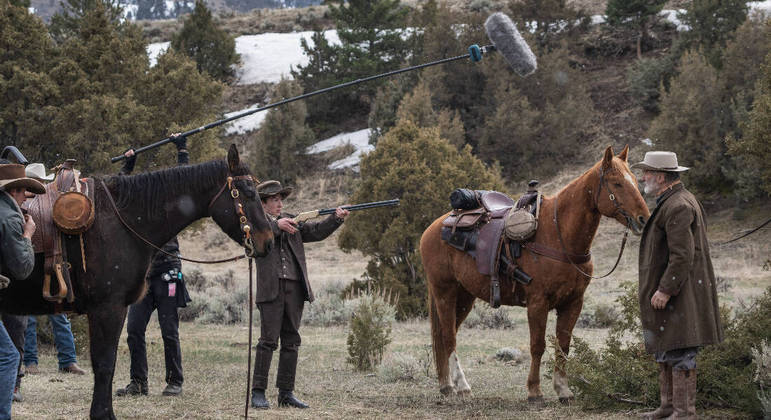 Patrick Scott McDermott aponta um rifle para Alec Baldwin em gravação de cena de 'Rust'