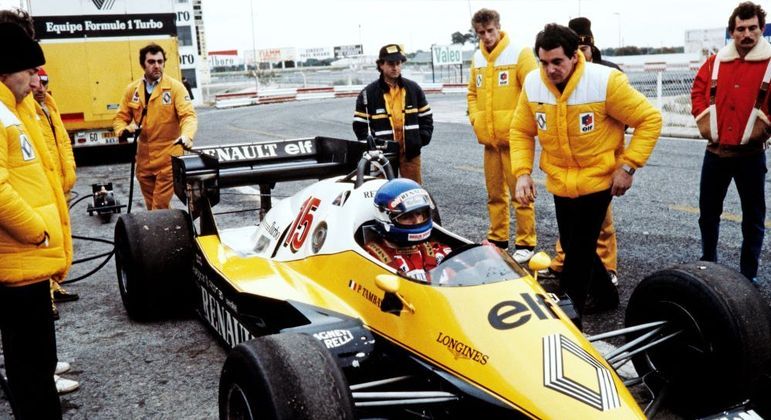 Tambay testa seu Renault Elf em 1983 no circuito de Paul Ricard, na França