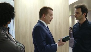 Celular seminovo começa a piscar, mas loja se nega a fazer conserto 