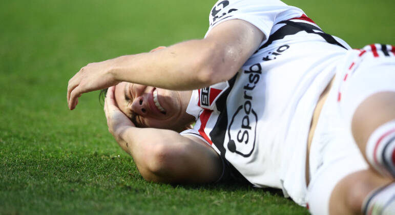 Patryck fica caído no gramado em lance no jogo entre São Paulo e Fluminense pelo Brasileirão