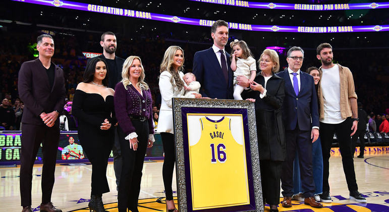 A viúva de Kobe, Vanessa Bryant, compareceu na noite de homenagens para Pau Gasol, ídolo dos Lakers
