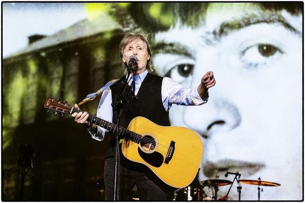Paul McCartney foi headliner do festival Glastonbury aos 80 anosO ex-Beatle segue a todo o vapor com a carreira e, aos 80 anos, se tornou a pessoa mais velha a ser uma das atrações principais do festival de música Glastonbury, na Inglaterra. Em um show cheio de energia, ele levou ao palco outras grandes estrelas como Bruce Springsteen, que também segue brilhando aos 72 anos, e Dave Grohl, da banda Foo Fighters. A performance foi elogiada pela mídia