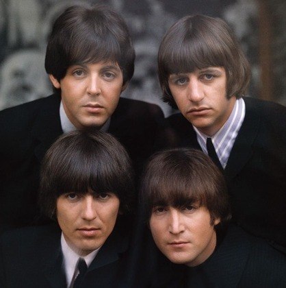 Em 1960, o grupo adotou o nome The Beatles. Com a presença de George Harrison e do mais novo Beatle, Ringo Starr, a banda lançou seu primeiro single Love Me Do em 1962