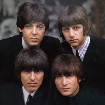 Em 1960, o grupo adotou o nome The Beatles. Com a presença de George Harrison e do mais novo Beatle Ringo Starr, a banda lançou seu primeiro single “Love Me Do” em 1962