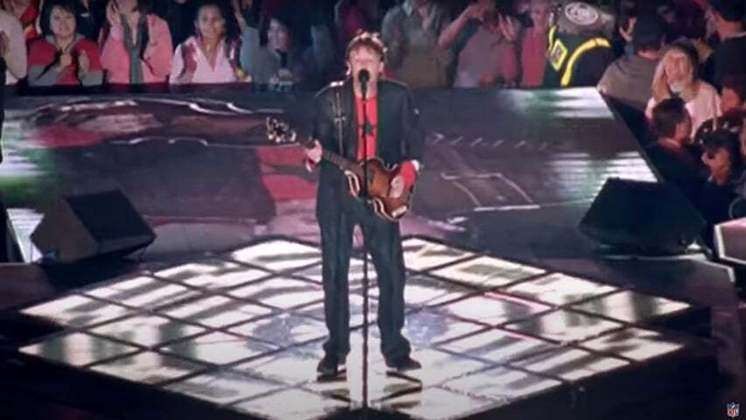  Paul McCartney foi o primeiro e único dos Beatles a se apresentar no Super Bowl, em 2005. Ele cantou as famosas Drive My Car” e “Get Back”  fazendo um show de muito sucesso. No final, o público fez coro com 