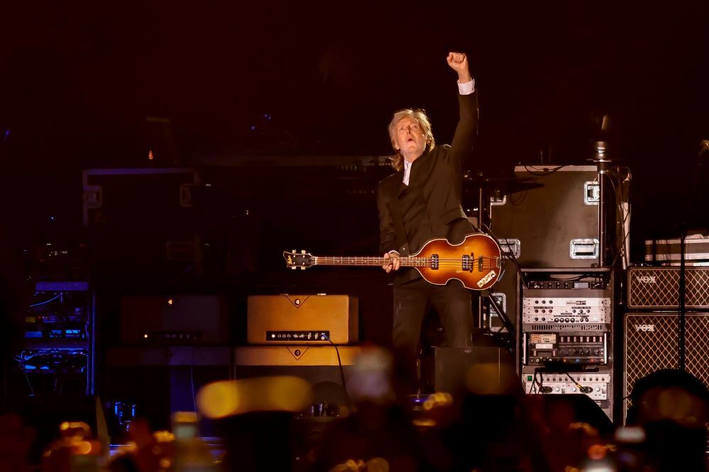 Paul McCartney encerra turnê brasileira com muito rock em um Maracanã lotado