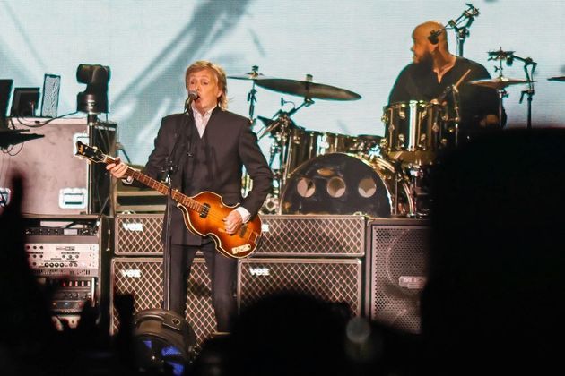 Paul homenageou seus ex-companheiros dos Beatles, John, George e Ringo, em diversos momentos da apresentação, o que emocionou os fãs