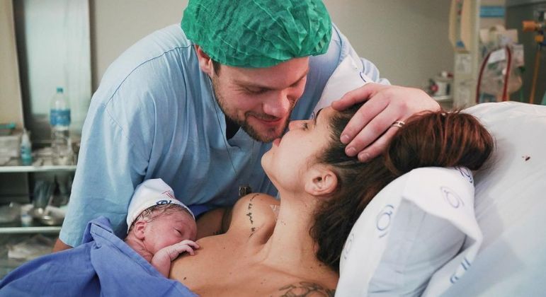 Paula Amorim e Breno Simões após o nascimento do filho Theo