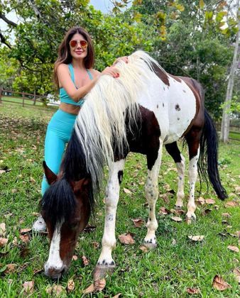 Paula é apaixonada por cavalos e até ajuda a manter uma ONG em sua cidade natal que faz equoterapia, uma técnica que usa os próprios animais para tratamentos terapêuticos.