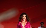 Paula Fernandes, que chamou atenção pelo rosto diferente nos últimos dias, desfilou toda de rosa. A sertaneja estava com uma calça e uma camisa rosas brilhantes. Por baixo da camisa aberta, ela vestia um biquíni da mesma cor