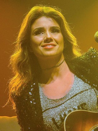 Paula Fernandes: A cantora é famosa por viver com uma “cara de poucos amigos” nos bastidores. Em 2012, se envolveu em uma polêmica ao ignorar fãs em um hotel no Acre. 