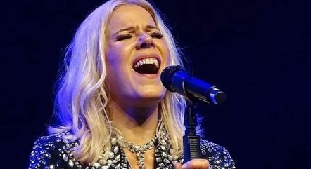 A cantora Paula Toller anunciou o adiamento de dois shows que faria em Santa Catarina ainda nesta semana