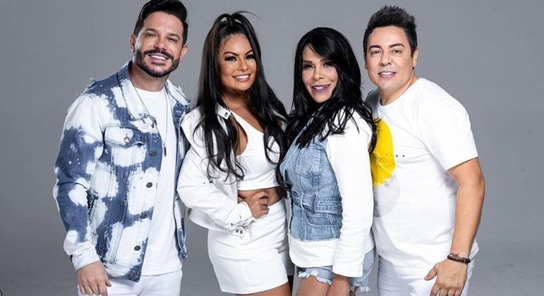 Paulinha was the lead singer of the band, along with Silvânia Aquino, Bell Oliver and Daniel Diau. 