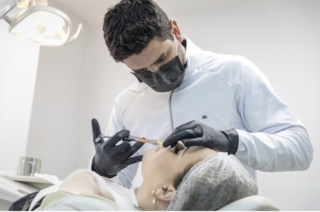 A ex-BBB fez o procedimento com um dentista 