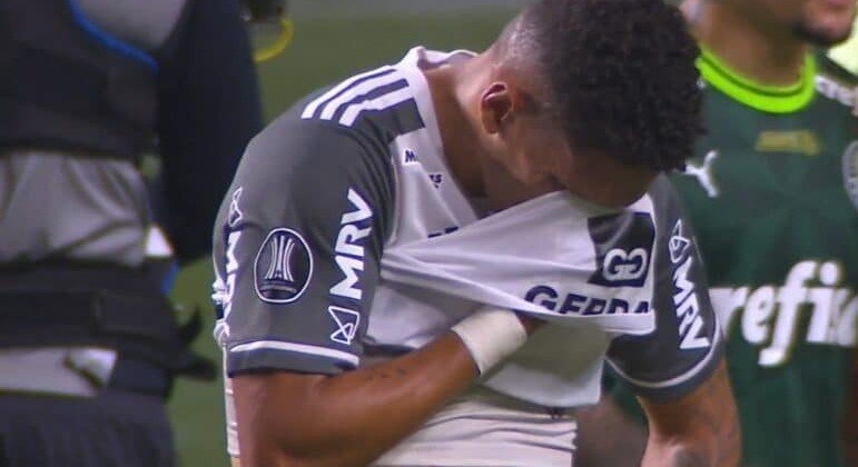 O choro de Paulinho. Sabia  que teve a mais clara chance de marcar. O artilheiro da Libertadores chutou fora