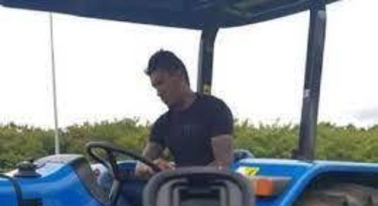 Paulinho em cima de um trator. Jogador era para ser pago pela Taunsa. Corinthians levou calote