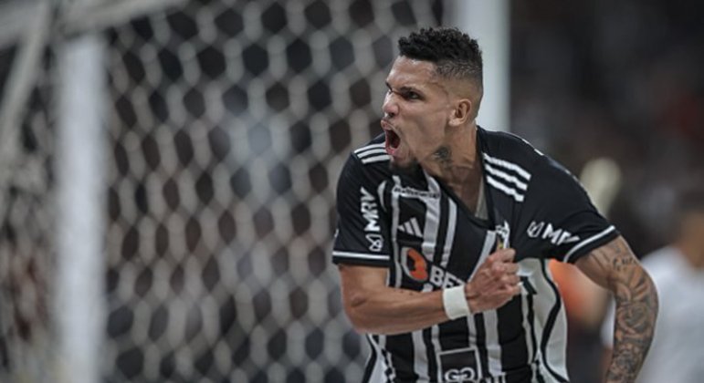 Paulinho fez os dois gols do Atlético Mineiro. O time de Coudet massacrou o acovardado Corinthians
