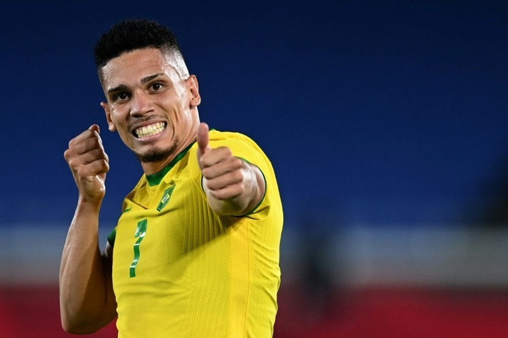 Paulinho com a camisa da Seleção Brasileira Olímpica. Jogador tem ótimo potencial