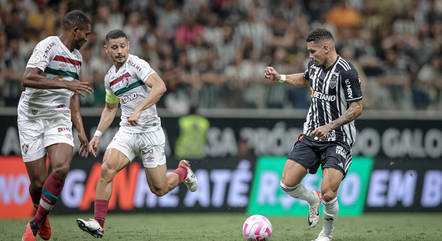 Paulinho (à direita) contra o Fluminense