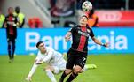 Leverkusen (Germany), 17/03/2019.- Bremen's Milot Rashica (L) in action against Leverkusen's Paulinho (R) during the German Bundesliga soccer match between Bayer Leverkusen and Werder Bremen in Leverkusen, Germany, 17 March 2019. (Alemania) EFE/EPA/FRIEDEMANN VOGEL CONDITIONS - ATTENTION: The DFL regulations prohibit any use of photographs as image sequences and/or quasi-video.