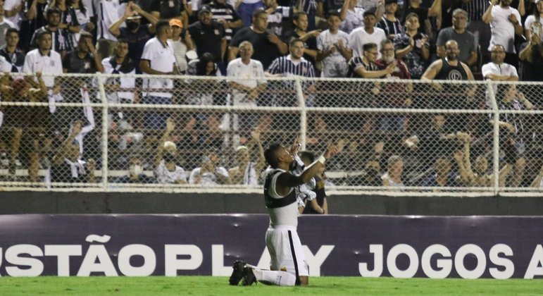 Paulinho comemora primeiro gol desde o retorno ao Corinthians