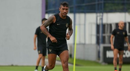Paulinho deve ter seu contrato renovado com o Corinthians por mais seis meses
