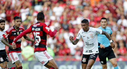 Paulinho em ação na derrota do Corinthians para o Flamengo