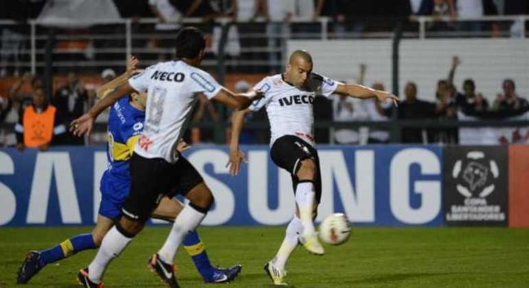 Paulinho estava ao lado de Emerson Sheik quando o atacante abriu o placar na decisão da Libertadores, no dia 4 de julho de 2012, que deu o primeiro e único título da competição continental ao Sport Club Corinthians Paulista. 