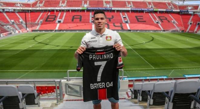 Paulinho foi apresentado nesta quinta-feira como novo camisa 7 do Bayer Leverkusen. O ex-jogador do Vasco já fazia trabalhos durante a pré-temporada do time alemão 
