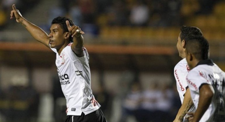 Paulinho marcou três gols pelo Corinthians na Libertadores de 2012. O primeiro deles foi na última rodada da fase de grupos, o segundo de uma goleada por 6 a 0, no Pacaembu. 