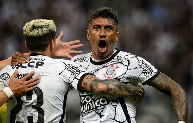 Paulinho: volante - titular na decisão contra o Boca - 33 anos - atualmente está no Corinthians