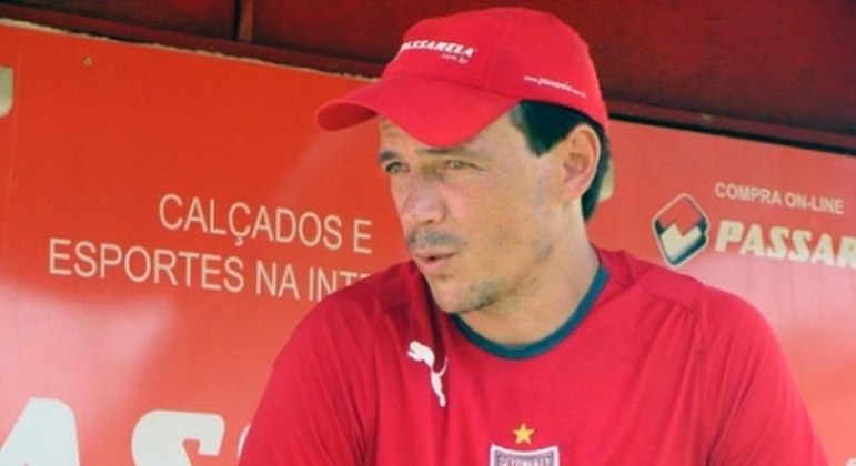 Paulista (SP) (2010 - 2011) - Em 2010, o treinador voltou a conquistar a Copa Paulista de Futebol, dessa vez, no comando da equipe de Jundiaí. Ao longo dessa passagem, foram 32 jogos, com 14 vitórias, 9 empates e 9 derrotas.