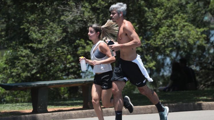 Paulistanos correm no Parque do Ibirapuera neste domingo (12). Meteorologistas recomendam ingestão de muita água e atenção ao calor excessivo ao praticar atividades ao ar livre