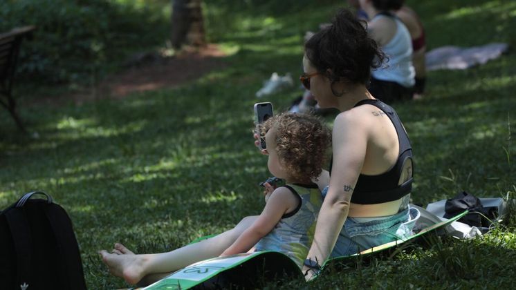 Paulistanos curtem a sombra no parque do Ibirapuera em mais um dia de calor intenso em São Paulo