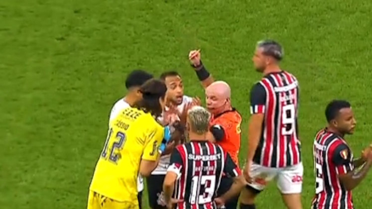 Polêmicas do MajestosoGustavo Machado capturou tudo sobre o fim do tabu do São Paulo contra o Corinthians no estádio do Timão. O ator trouxe detalhes sobre a conversa entre o árbitro da partida e o zagueiro corintiano Caetano, que foi expulso e fez a equipe alvinegra jogar com um a menos desde o primeiro tempo