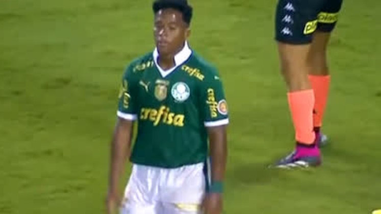 Endrick fala muito?Em jogo válido pela décima rodada, Gustavo Machado mostra o que os jogadores falam em campo e ninguém fica sabendo. O dublador desvendou o que a joia do Palmeiras conversou com os companheiros de time no momento de bater o pênalti 