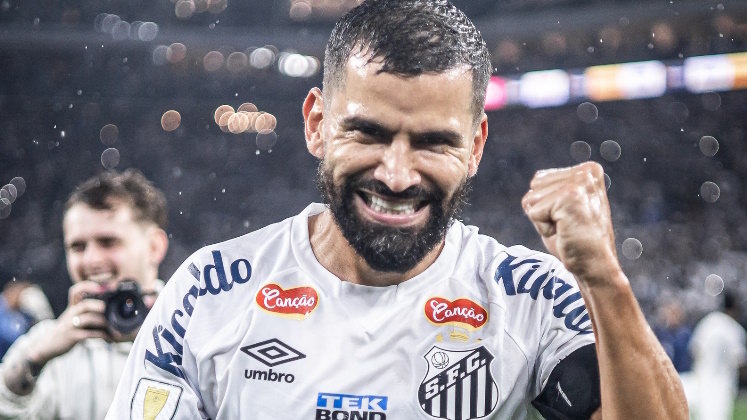 Oito anos desde a última finalApós passar por um dos piores momentos em toda sua história, o rebaixamento no Brasileirão mostrou que o Santos não perdeu sua força. O Peixe volta a disputar uma final de Campeonato Paulista depois de oito anos. Naquela ocasião, o alvinegro praiano saiu com o título