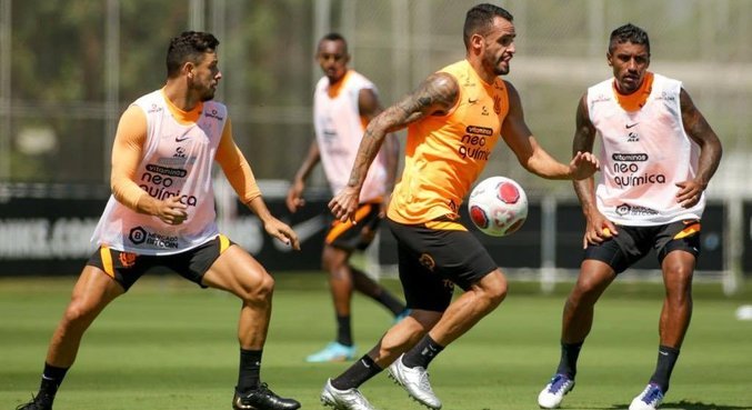 Jogadores do Timão treinam com bola no CT Joaquim Grava