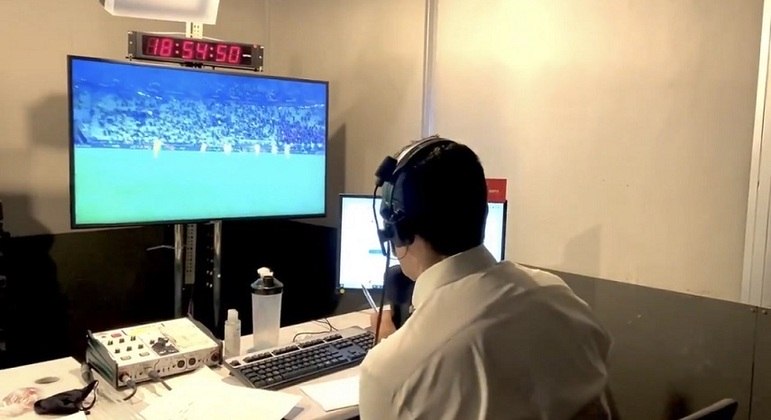 Paulo Andrade, dos canais esportivos da Disney, narrando o título do Villarreal sobre o Manchester United pela Liga Europa
