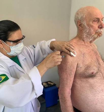 O ator Paulo César Pereio, de 80 anos, que mora no Retiro, foi um dos primeiros a receber a dose. 'A gente ficou sabendo da vacina no dia 19 de janeiro e, ao avisá-los, eles ficaram muito eufóricos', contou Cida Cabral