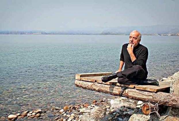 Paulo Coelho embarcou em uma busca espiritual intensa em sua carreira, explorando várias tradições religiosas e filosofias. Suas viagens pelo mundo e suas experiências pessoais influenciaram suas futuras obras.