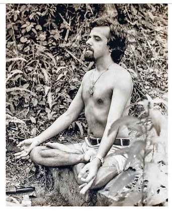 Paulo Coelho também já se entregou ao movimento hippie. Antes de conhecer Raul Seixas, Coelho mergulhou no mundo da liberdade que 