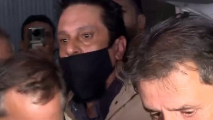 Ao ser levado por policiais civis ao DHPP (Departamento de Homicídios e de Proteção à Pessoa), o homem afirmou aos jornalistas que estavam no local que não era o responsável pelo assassinato de Rafael Miguel e os pais dele e disse ser inocente