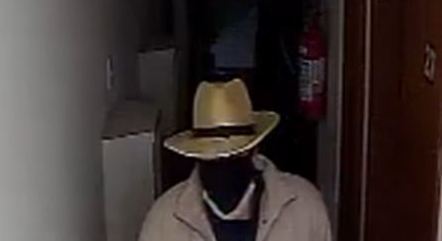Homem ficava irreconhecível usando chapéu, máscara e bengala