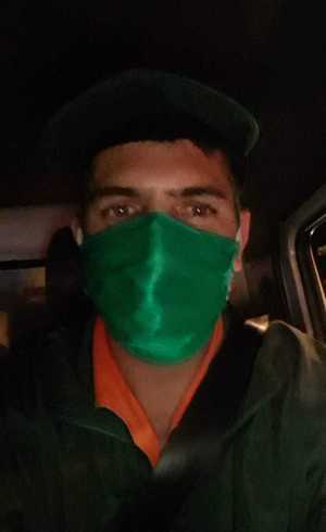 Paulo trabalha de máscara na coleta de lixo em São Paulo