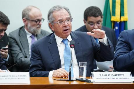 Sem crédito suplementar, Bolsa Família para em 4 meses, diz Guedes