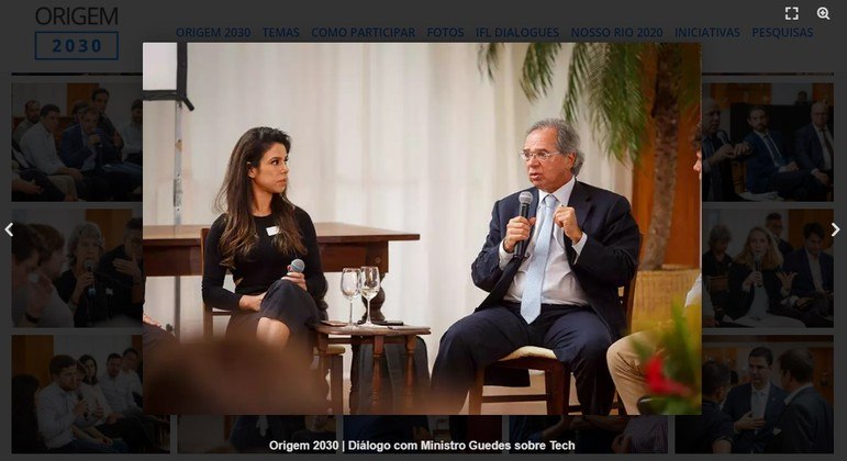 Paulo Guedes ao lado da filha, em registro do site oficial do evento promovido por ela 