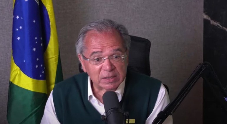 O ministro da Economia, Paulo Guedes, na live do presidente Jair Bolsonaro (PL)